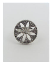 Load image into Gallery viewer, Adjustable cut out flower ring
